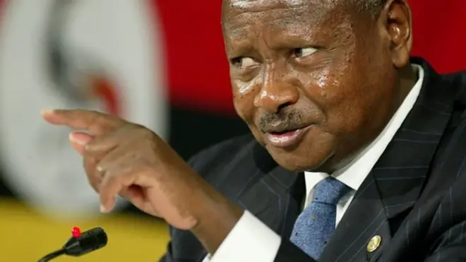 Bwana Museveni amewashauri vijana juu ya kile alichokiita "nidhamu ya jamii" kwa kupunguza matumizi yasiyo ya lazima