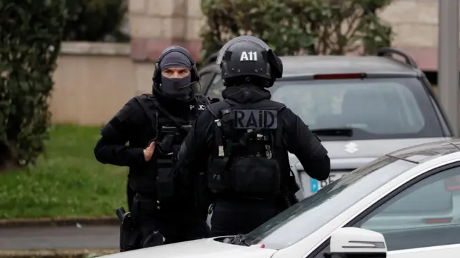 Aparat Prancis menggeledah rumah mendiang Ziyed Ben Belgacem di Garges-les-Gonesse, bagian utara Paris.