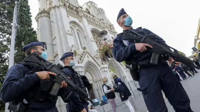 चर्च के बाहर सुरक्षाकर्मी