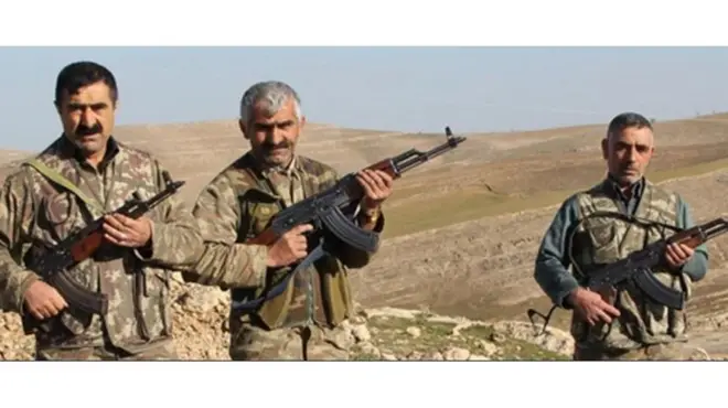 أصبح أفراد "كوروجي" حراس القرى يرتدون زياً عسكرياً بعد أن كانوا بالزي المدني من قبل أثناء قيامهم بعمليات عسكرية ضد الأكراد