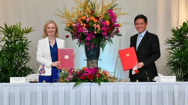 Bộ trưởng thương mại Anh, bà Lizz Truss và người tương nhiệm Singapore Chan Chun Sing tại lễ ký FTA ở Singapore hôm 10/12