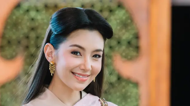 "คุณไม่สังเกตหรือว่า ทำไมตัวละครนำในเรื่องนี้ฟันไม่ดำ ทั้งๆ ที่ข้าทาสบริวารแต่ละคนต่างฟันดำเพราะกินหมากกัน..." กิจจาเล่า