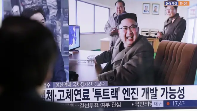 韓國首爾火車站內民眾駐足收看金正恩視察測試發動機過程報道(19/3/2017)