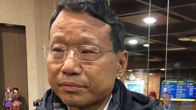 उपचारका लागि चीन जानेक्रममा त्रिभुवन अन्तर्राष्ट्रिय विमानस्थलमा वर्षमान पुन पत्नी ओनसरी घर्तीका साथमा