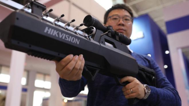 北京武器装备展上的反无人机枪。