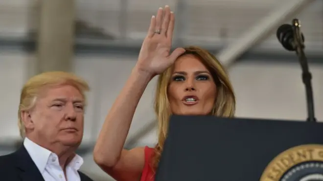 特朗普和妻子梅拉尼娅受到成千上万名支持者的欢迎