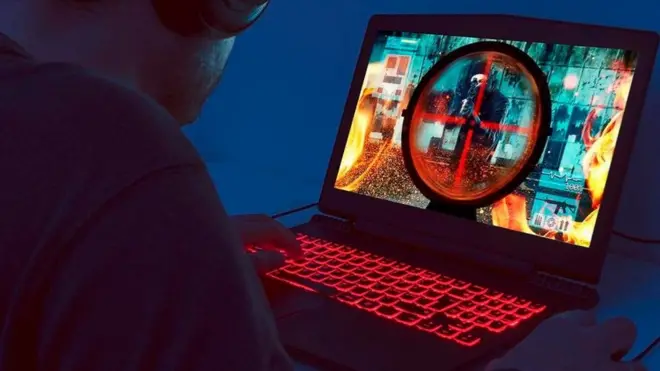 Các game thủ để bàn tay trái tĩnh tại hơn và để tay phải đảm nhận nhiều chức năng hơn