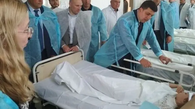 В Черкаси відразу вилетів прем'єр-міністр Володимир Гройсман, він відвідав дітей у лікарні