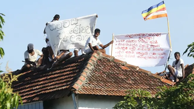 සිරකරුවන් වැලිකඩ බන්ධනාගාරයේ වහලය මත