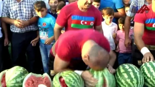 Разбивание арбузов головой
