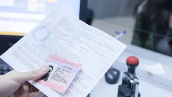 Миграция марказида патентга хужжат топшириш учун мигрантлар бир даста қоғозларга қўл қўйишларига тўғри келади, аммо уларда нималар ёзилганини ўқиб чиқишга вақт берилмайди.