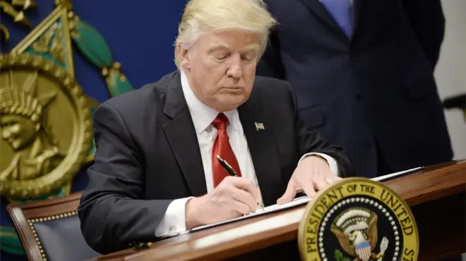 特朗普在五角大楼签署行政命令（27/1/2017）