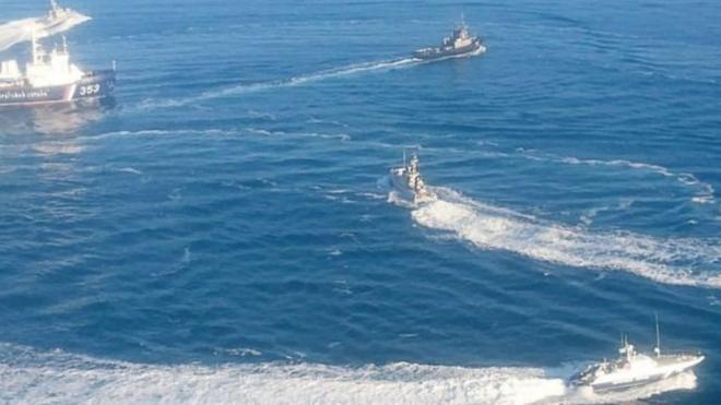 Ukrayna donanması bölgədən çıxmağa çalışdıqları üçün gəmilərin vurulduğunu və sıradan çıxarıldığını, altı ekipaj üzvünün yaralandığını deyib.