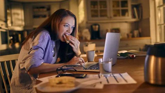 الضغوط النفسية التي نتعرض لها في العشرينيات والثلاثينيات تزيد من احتمالات زيادة الوزن