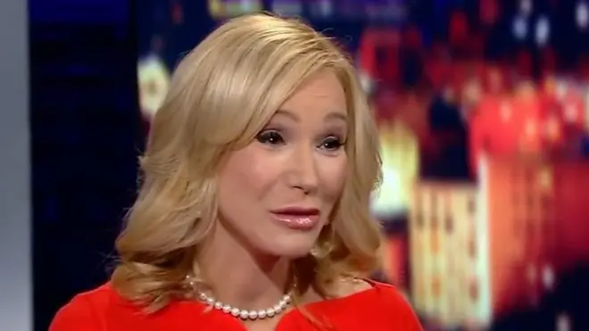 بولا شخصية مثيرة للجدل وهاجم م البعض دورها قائلين بأنه يتعارض مع الفصل بين الكنيسة والدولةوهي وترأس حاليا مبادرة الإيمان والفرص المتاحة في البيت الأبيض.