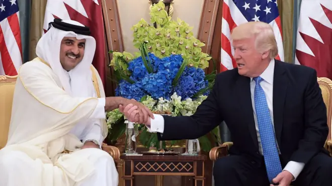 Katar Emiri Şeyh Temim bin Hamad es-Sani' (solda) ve Donald Trump, Mayıs ayında Riyad'da ikili temaslarda bulunmuşlardı.
