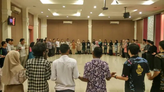 Kaum muda dari berbagai latar belakang dan agama berkumpul di Gereja Kristen Perjanjian Baru Fajar Keagungan, Kota Cirebon, untuk berbuka puasa.