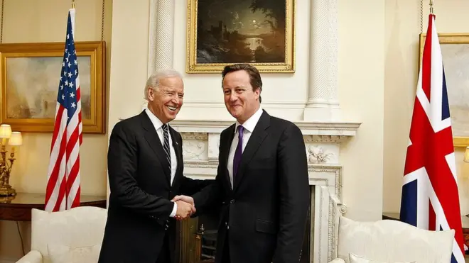 Ông Joe Biden trong cương vị phó tổng thống, được Thủ tướng Anh David Cameron tiếp đón tại Downing Street trong chuyến công du tới London hôn 2/2013