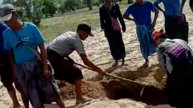 गाडिएका लास निकाल्दै।