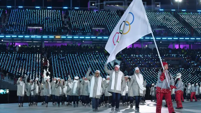 'OAR' 선수들은 올림픽 오륜기를 앞세워 개막식에 입장했다