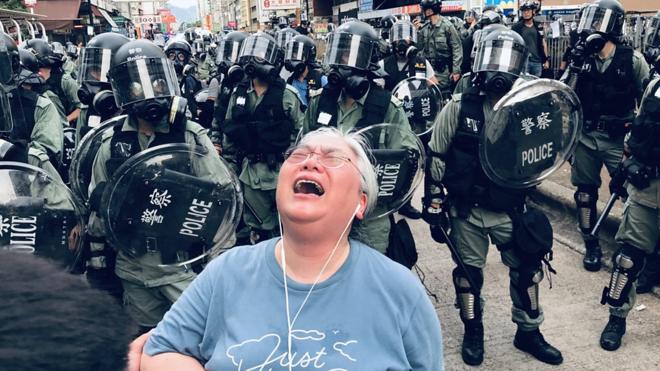 元朗抗議警察執法不力遊行中一名老婦在青山公路上哭喊示威者s