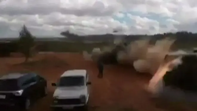 (คลิกที่ภาพเพื่อชมวิดีโอ) ซ้อมรบพลาด ฮ.ทหารรัสเซียยิงจรวดใส่ผู้ชม