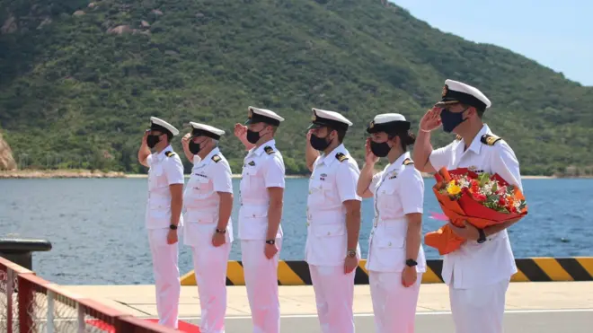 Thuyền trưởng Hugh Botterill, Cán bộ chỉ huy của HMS Richmond cùng các thành viên của tàu