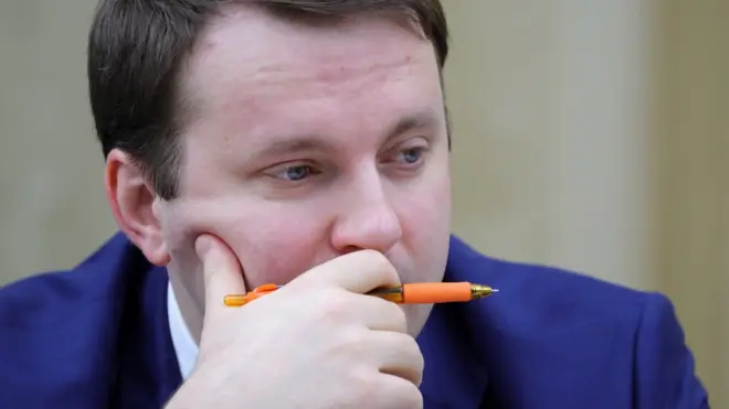 Орешкин надеется, что рубль начнет дешеветь сам. Но при этом говорит о готовности правительства реагировать, если этого не произойдет