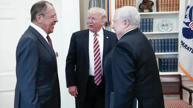 Bwana Trump yarabonanye na Sergei Lavrov (i bubamfu) n'ueuserukira Uburusiya muri Amerika, Kislyak (i buryo) ku munsi wa gatatu