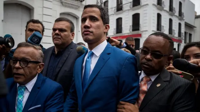 Juan Guaidó denunció que le impidieron la entrada al edificio para votar.