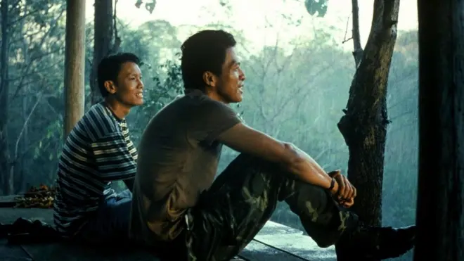 نال فيلم "مرض حار" الذي أخرجه أبيتشاتبونغ عام 2004 إعجاب النقاد وهو يعرض لعلاقة جمعت بين رجلين أثناء البحث عن كائن غامض في الغابة