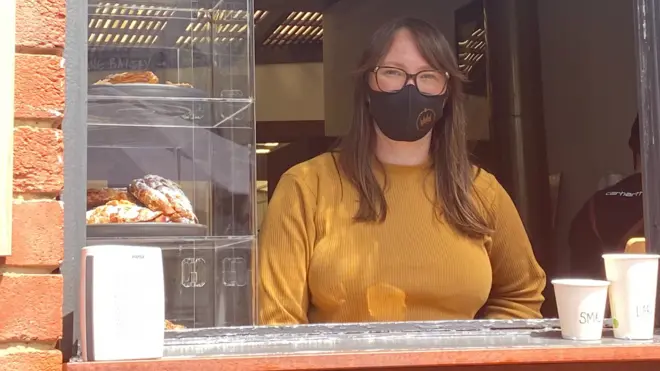 墨尔本一家因封城无人光顾的咖啡店女主管守住店面（21/10/2020）