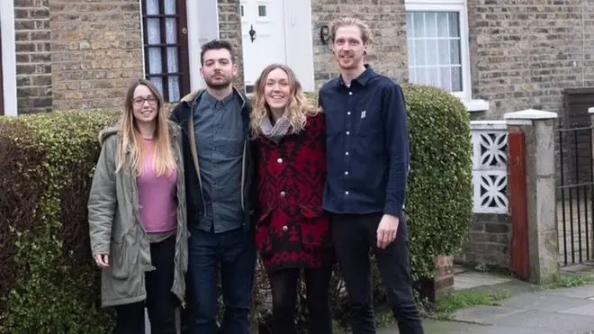 Courtney y Alex McClure, Amy Mitchell y Carl Colston están en el proceso de comprar juntos una vivienda con seis habitaciones.