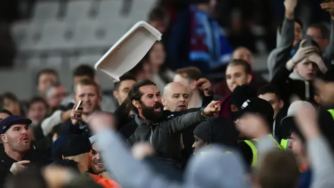 بدأت الاشتباكات في ملعب المباراة