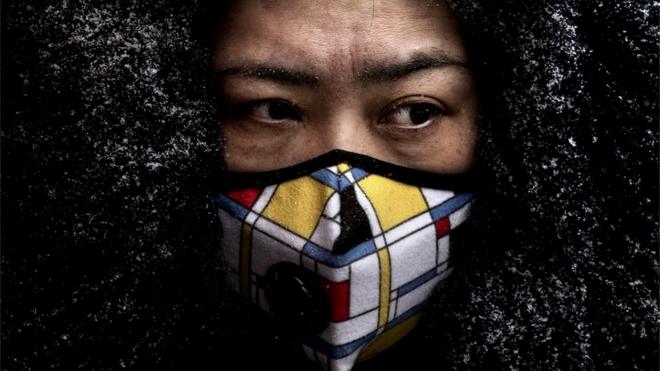 Una mujer china usa una máscara protectora mientras compra en un mercado el 6 de febrero de 2020 en Beijing, China.