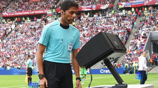 Expérimentée lors de la Coupe des Confédérations de la FIFA Russie 2017, la VAR devrait être également introduit lors du mondial de football cette année