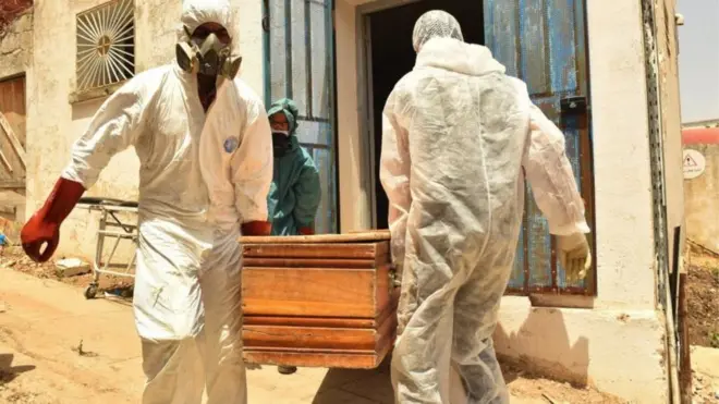 مستشفيات تونس تواجه نقص حاد في عمال نقل الموتى وثلاجات حفظ الجثث مما أدى لتكدس الموتى قرب المرضى