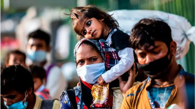 बड़ी तादाद में प्रवासी मज़दूर अपने घरों की ओर लौट रहे हैं.