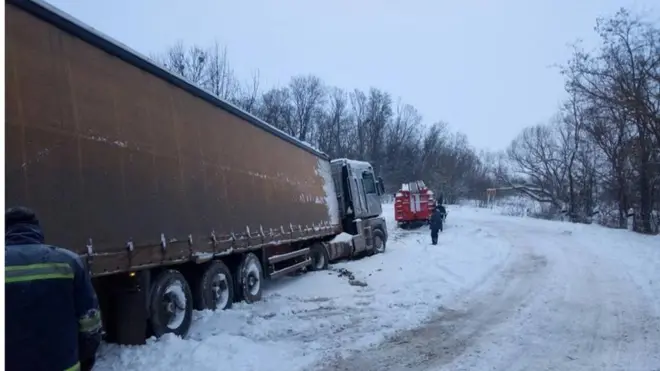 На Вінниччини вивільняли автомобілі зі снігових заметів