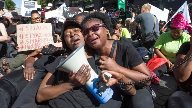 Des femmes se sont effondrées en larmes en chantant une chanson sur les niveaux de violence