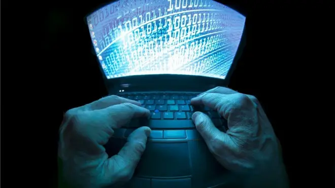 Bilgisayar başında bir adam