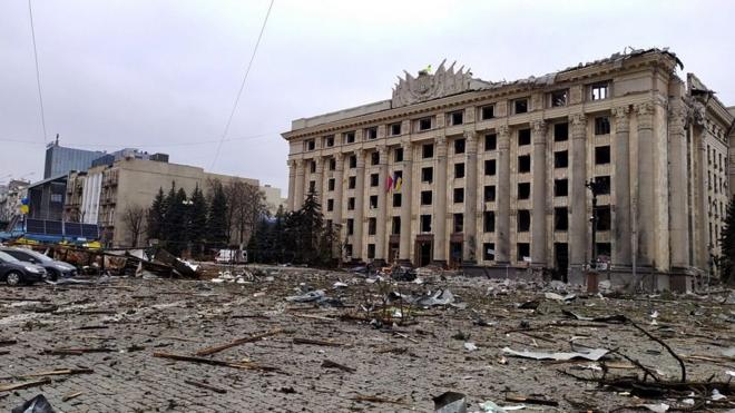 Здание Харьковской областной администрации - с выбитыми окнами, обломки на площади