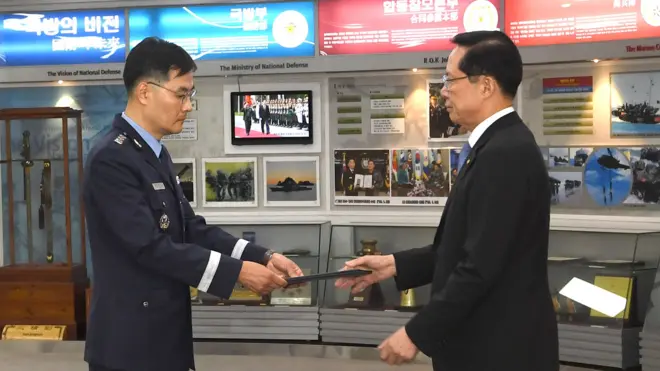 송영무 국방부 장관이 전익수 기무사 특별수사단장에게 임명장을 수여하고 있다