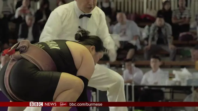 အမျိုးသားတွေနဲ့ ရင်ဘောင်တန်း ကစားမယ့် အမျိုးသမီး ဆူမိုနပမ်းမယ်