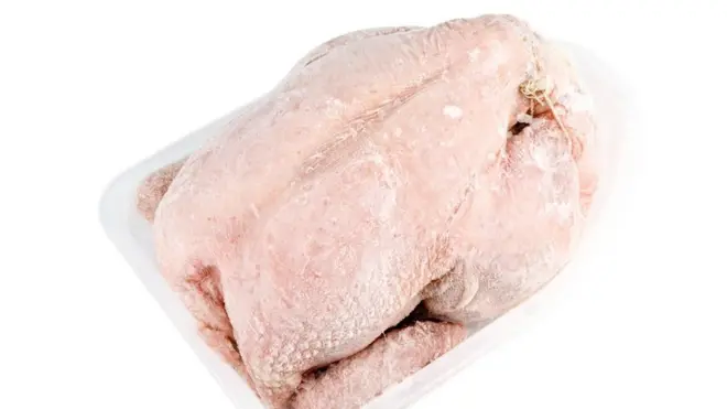 ما سر الجدل حول غزو الدجاج البرازيلي المجمد للأسواق المصرية؟