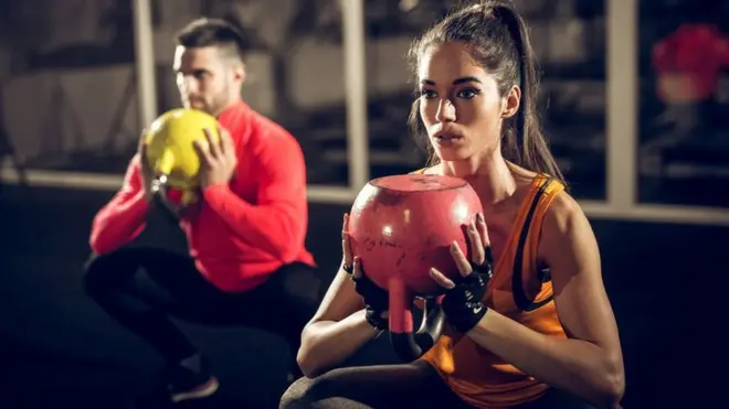 व्यायाम करणारे स्त्री-पुरुष