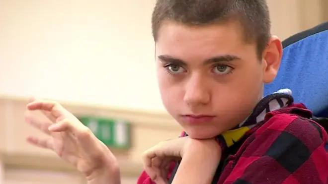 Paddy, niño con parálisis cerebral