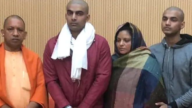 बुलंदशहर हिंसा में मारे गए इंस्पेक्टर सुबोध के परिजनों ने सीएम योगी आदित्यनाथ से मुलाक़ात की