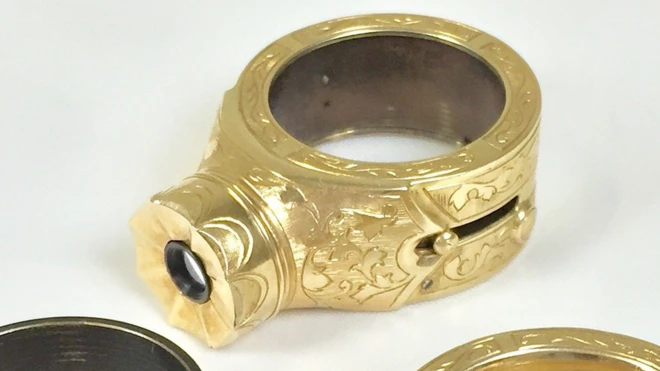 По словам владельца, кольцо сделано из золота 585-й пробы, а фотоаппарат в нем - в рабочем состоянии