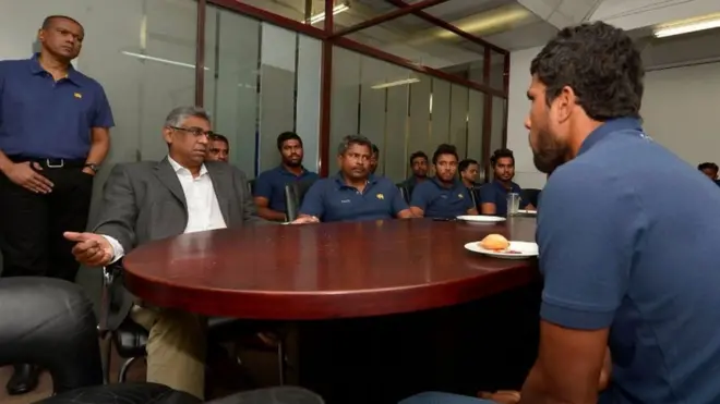 පන්දුව පළුඳු කිරීම: ක්‍රීඩා ඇමතිගෙන් ක්‍රිකට් පිලට දැඩි අවවාද